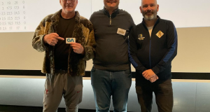 Efstu menn Borgarskákmótsins. Frá vinstri: Róbert Lagerman 2. sæti, Helgi Áss Grétarsson 1. sæti, Ingvar Þór Jóhannesson formaður T.R.