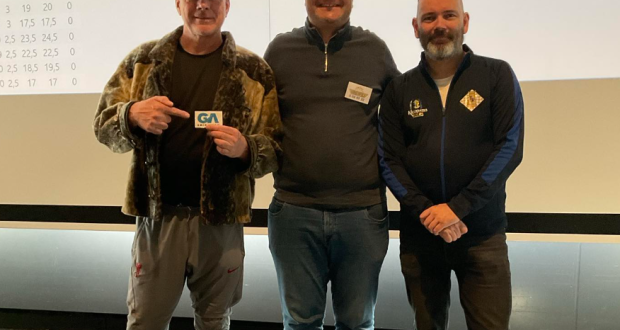 Efstu menn Borgarskákmótsins. Frá vinstri: Róbert Lagerman 2. sæti, Helgi Áss Grétarsson 1. sæti, Ingvar Þór Jóhannesson formaður T.R.