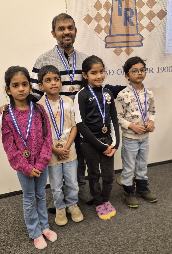 Bronsveit Landakotsskóla: Ishanvi, Abhinay, Praavni, Nirmay. Liðsstjóri Sai Sharon