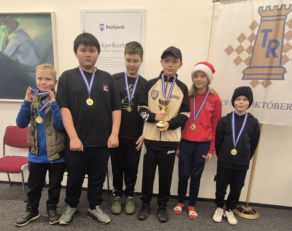 Sigursveit Rimaskóla: Liðsstjóri Helgi Tómas, Anh hai, Ómar Jón, Tristan Fannar, Þóra Kristín, Alexander Kári