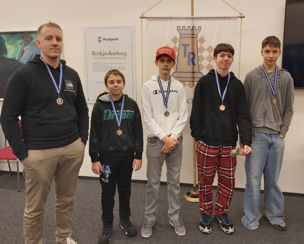 Bronsveit Fellaskóla: Liðsstjóri Tómas, Pawel, Oliver Kalikst, Steven Michael, Noel Aron 