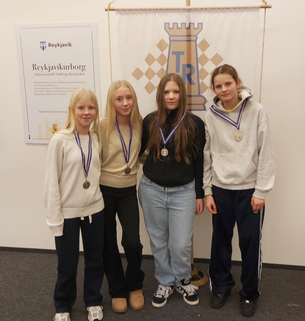 Silfursveit Rimaskóla: Emilía Embla, Sigrún Tara, Emilía Sigurðardóttir, Tara Líf