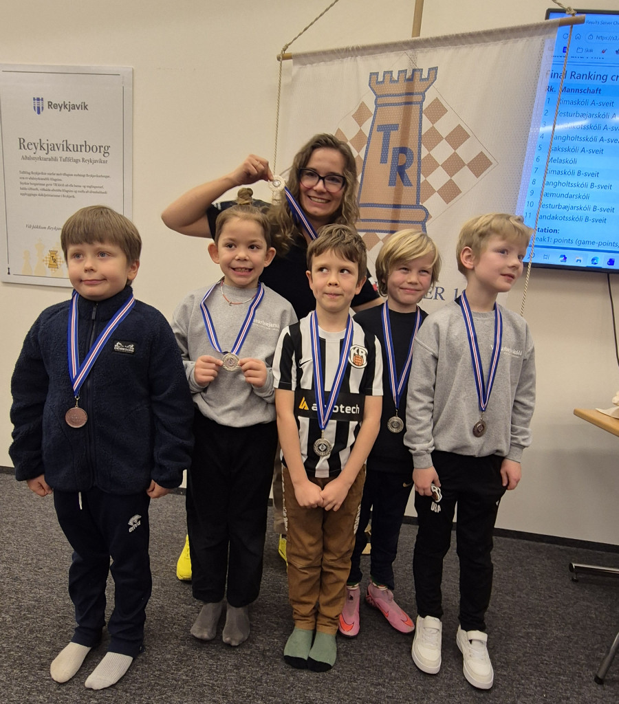 Silursveit Vesturbæjarskóla: Jón Fenrir, Tauras, Dalmar Bragi, Marís. Liðsstjóri Ewelina