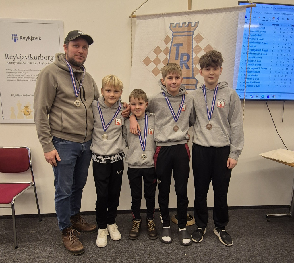 Silfursveit Ártúnsskóla: Liðsstjóri Tóma Holton, Garðar, Eiður, Róbert Blær, Jósteinn Grétar