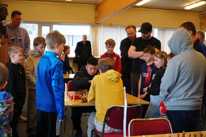 Liam Nam og Jóel Helmer við taflmennsku