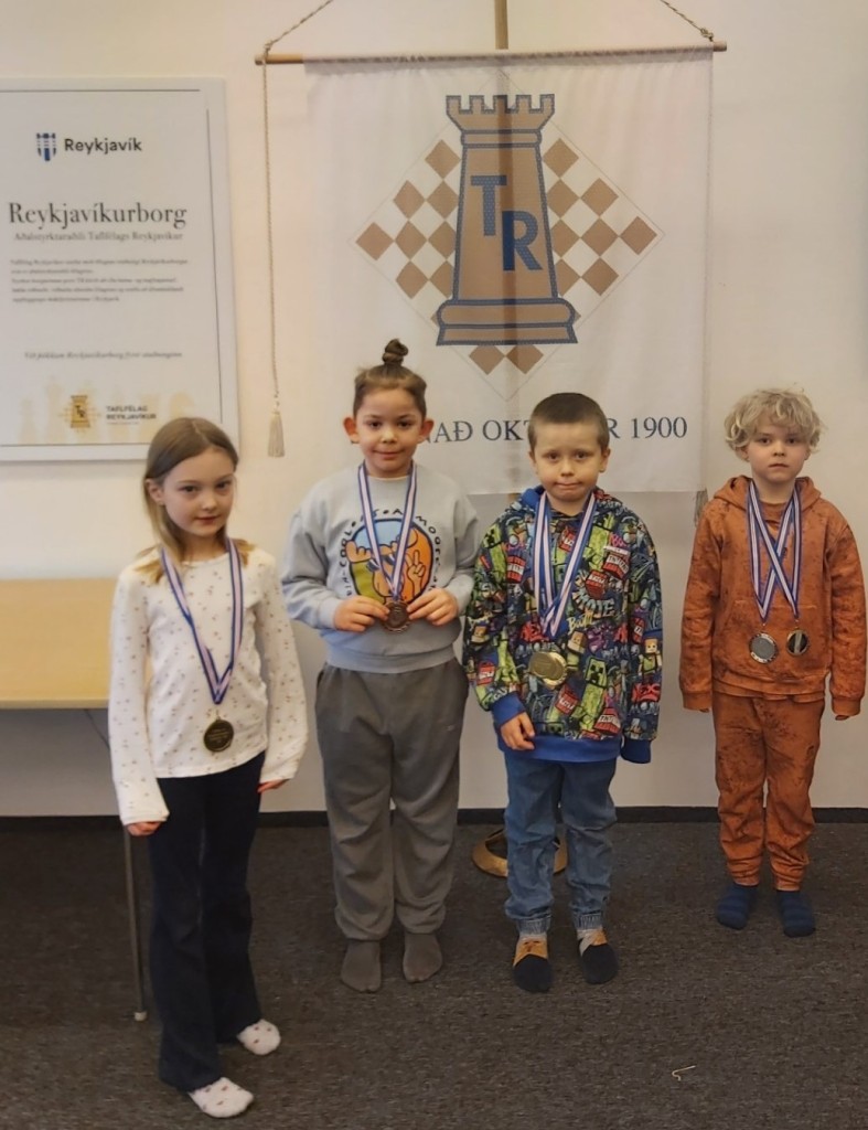 Verðlaunahafar í yngri flokki: Vilborg, Tauras, Jón Fenrir, Pétur Eysteinn